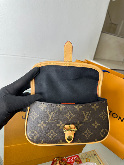 Vintage Belt Baguette